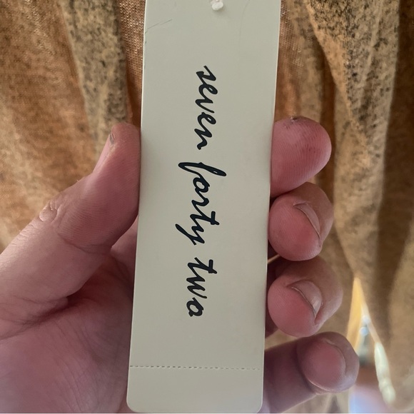 Never Forty Two Women’s Size Medium Long Sleeve Shirt Light Weight Brown New - Picture 8 of 9